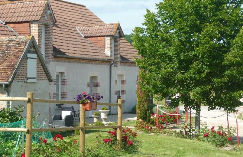 לינה וארוחת בוקר Thoury La Ferme De La Maugerie מראה חיצוני תמונה